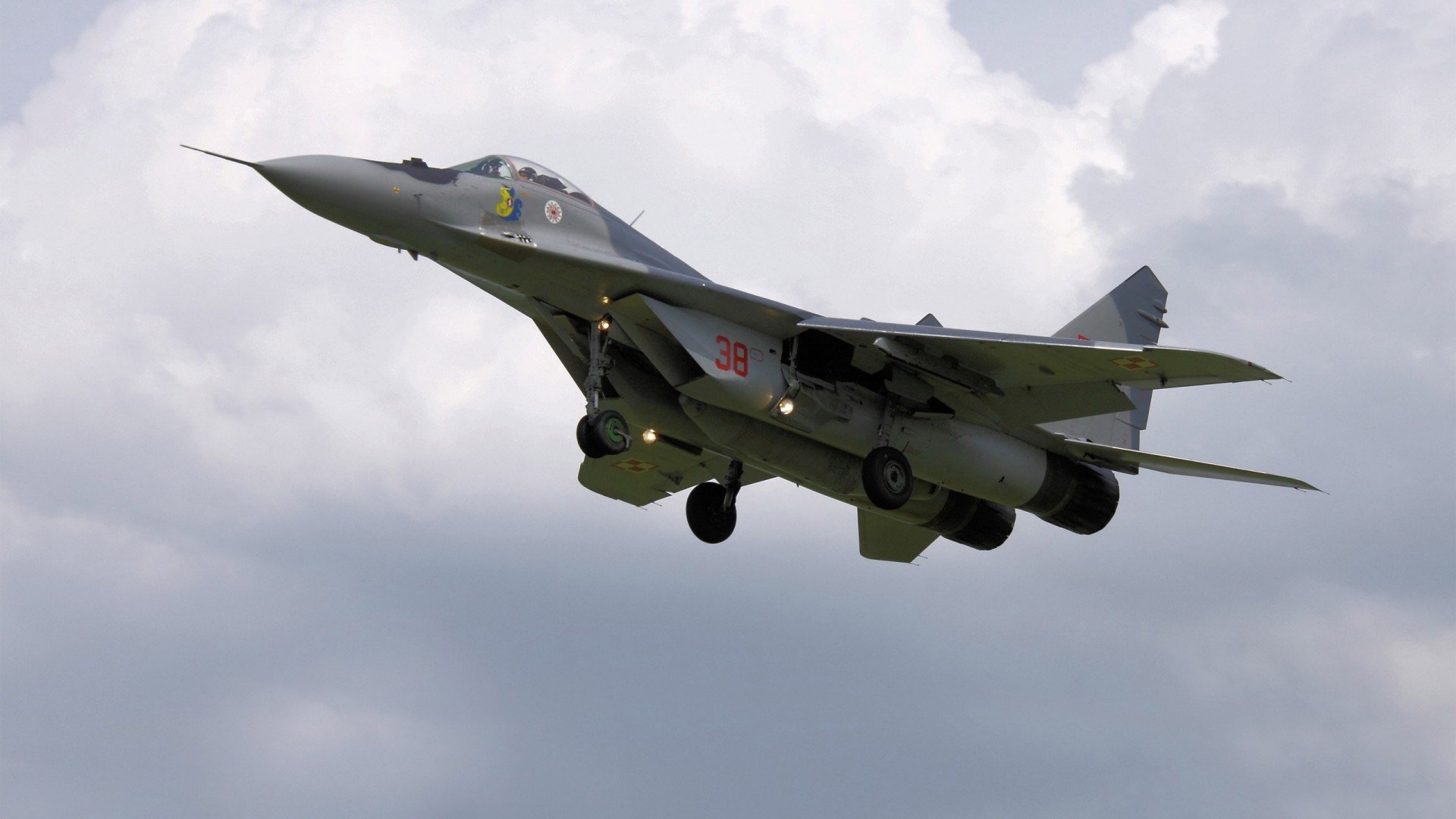 加强青少年体育素质，普及篮球训练课程与讲座，青少年篮球体能训练的重点内容